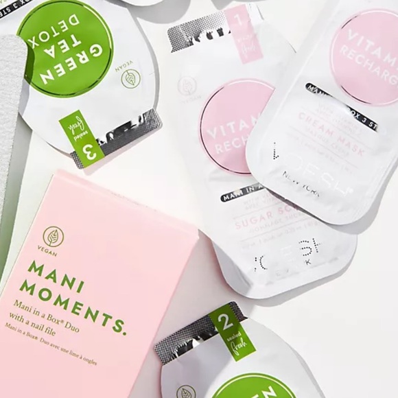 NWT Voesh Mani Moments - Mani In A Box DUO With Nail File - Picture 9 of 9